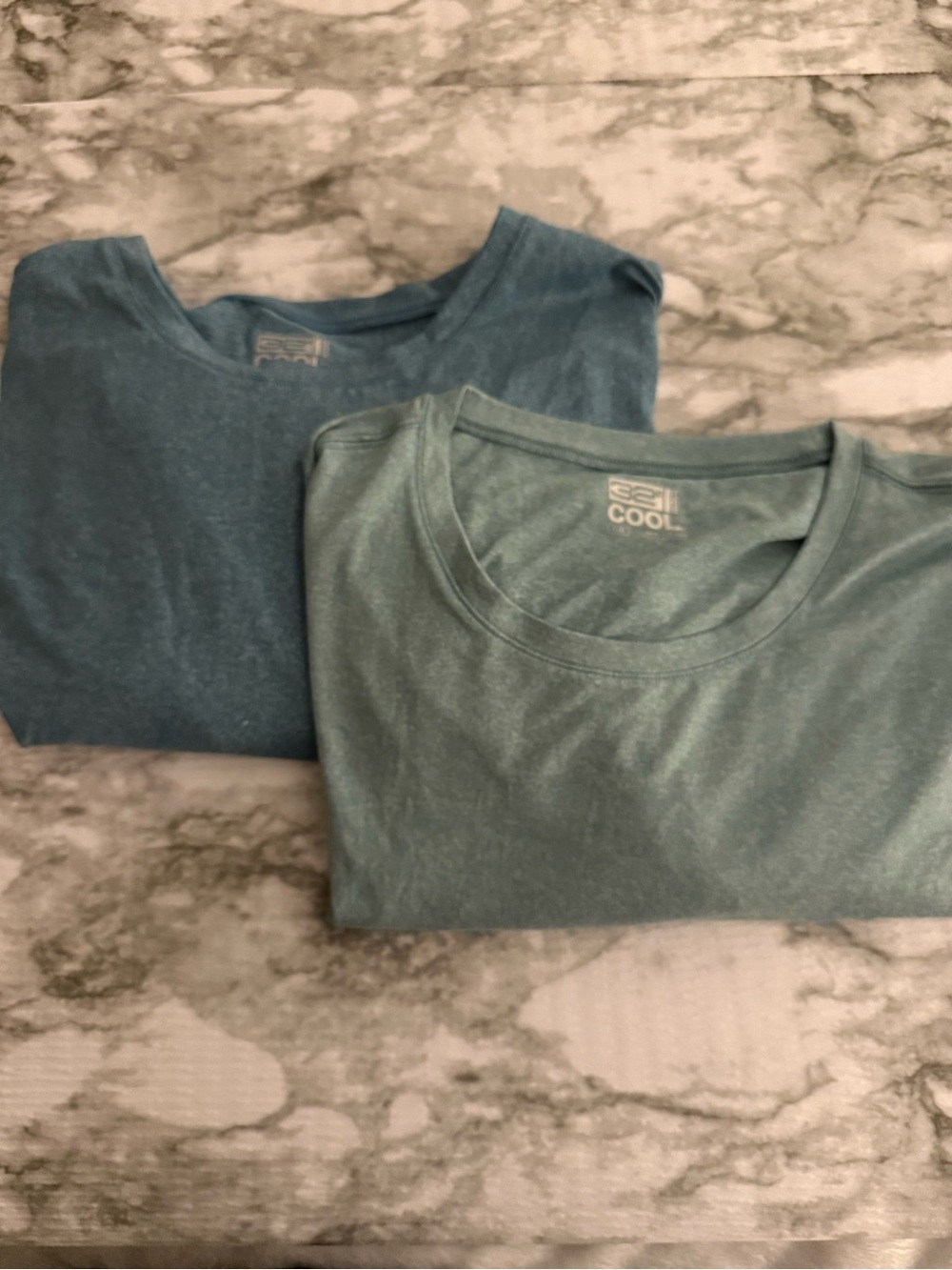 2 NWT men’s 32 degrees cool T shirts Size Large  emerald green & blue steel